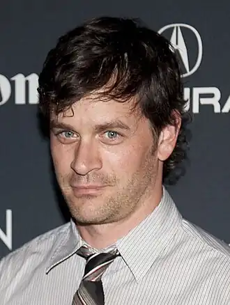 Tom Everett Scott interprète le sergent Charles Garnett.