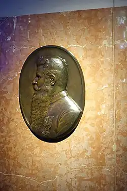 Médaillon sur la tombe de Daniel Brottier.