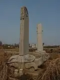 Stèle supportée par une tortue et colonne, tombe de Xiao Hong.
