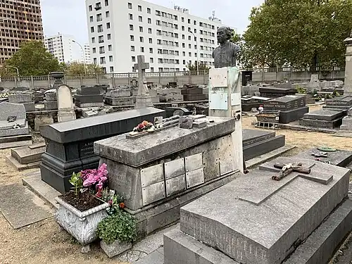 Tombe de l'abbé Jean-Édouard Lamy.