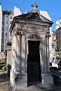 Sépulture au cimetière d'Auteuil à Paris.