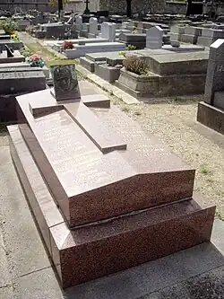 Photographie montrant une tombe en marbre.