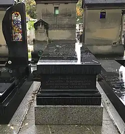 Tombe en granit ayant pour épitaphe : « on n'emporte en mourant que ce que l'on a donné »