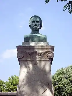 Buste de Pierre Larousse (1876), Paris, cimetière du Montparnasse.