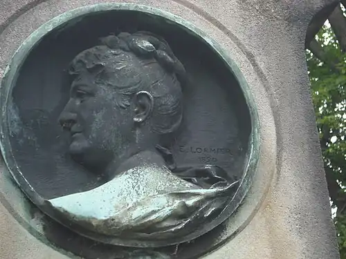 Le médaillon de diamètre 45&nbsp;cm, réalisé par Édouard Lormier, cimetière de Montmartre.