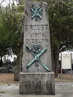 Monument funéraire au cimetière du nord de Reims.
