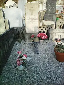 Autre vue de la tombe.