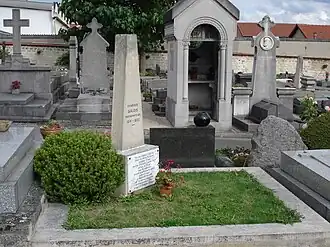 Tombes dans un cimetière.