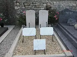 Les deux tombes militaires.