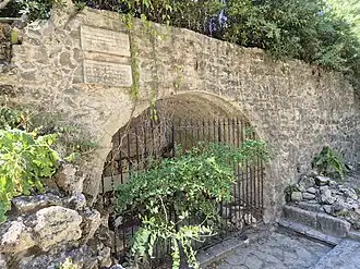Les abords du tombeau de Narcissa avec des plaques portant des citations de Edward Young et André Gide.