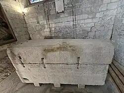 Sarcophage de l'évêque Ragnégisile, autrefois recouvert par le tombeau en bois.