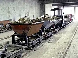 Photo de tombereaux exposés avec leur charge.