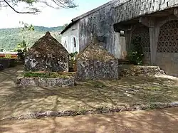 Les mausolées et une partie du cimetière.