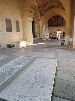 Tombes sur le parvis de l'église.