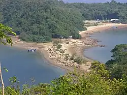 Enrochement pour maintenir la cohésion du tombolo de Ma Shi Chau, Hong Kong.