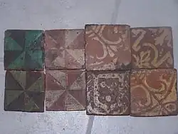 Exemple de tomettes du XIIIe au XVe&nbsp;siècle.