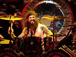 Description de l'image Tommy Clufetos live with Black Sabbath.jpg.