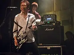 Description de l'image Tomoyasu Hotei Paaspop 2017.jpg.