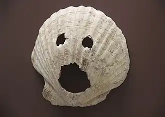 Masque. Coquille. L. 10,7&nbsp;cm. Amas coquillier de Dongsam-dong niveau 3. Vers 5000 AEC. Musée national de Corée.