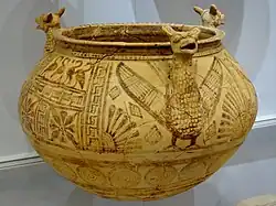 Chaudron avec protomés de griffon, dédalique. Variation en argile d'un type de bronze répandu à l'époque. Aphrati (Crète), VIIe&nbsp;siècleMusée Arch. d'Héraklion