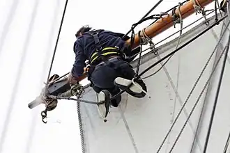 Gabier sur La Recouvrance (Brest 2012) - Ici en bout de vergue lors du déploiement de voile.