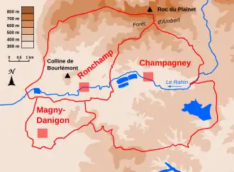 Carte montrant le relief échelonnée par centaine de mètres sur trois communes.