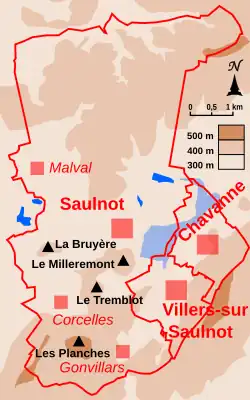 Carte montrant le relief échelonnée par centaine de mètres sur trois communes.