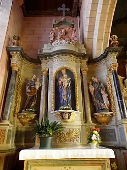 Autel et retable nord.