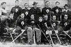 photographie d'une équipe de joueurs de hockey posant