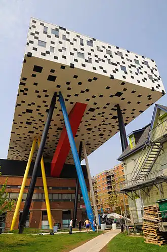 Le Sharp Centre for Design en 2004, avec Will Alsop&nbsp;(en)