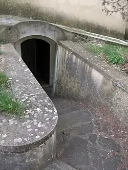 L'entrée de la crypte.