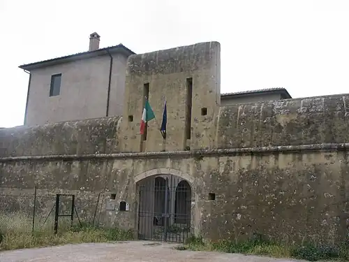 Entrée de l'enceinte.