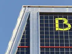 Bâtiment avec un logo d'entreprise.