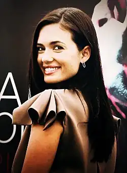 Torrey DeVitto interprète Dr&nbsp;Natalie Manning.