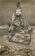 Toulouse-Lautrec louchant, en habit japonais, vers 1892.