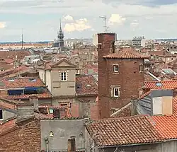 La tour de Séguy au-dessus des toits.