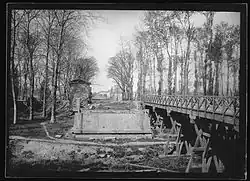 Ruines du pont suspendu Saint-Michel et de la passerelle de l'île du Ramier.