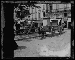 L'activité et la fontaine-candélabre du côté nord-est de la place, par Eugène Trutat (vers 1905, Archives municipales).