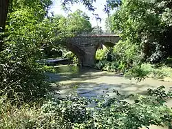 Le pont de l'ancienne ligne ferroviaire, aujourd'hui remplacée par un cheminement pour les piétons et les cyclistes.