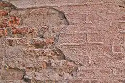 Exemple de protection de briques foraines incuites par un enduit sur lequel a été réalisé un travail de briquetage (faux joints).