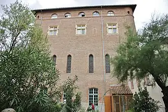 Le bâtiment principal (XVe&nbsp;siècle, sauf dernier étage).