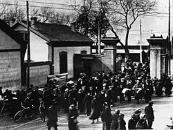 Sortie de l'usine de la cartoucherie vers 1900.