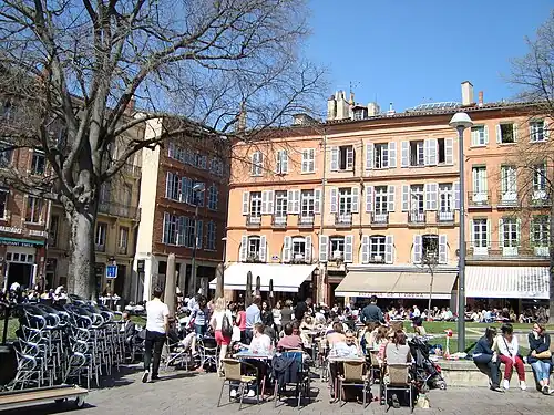 Les terrasses des cafés sous les frondaisons.