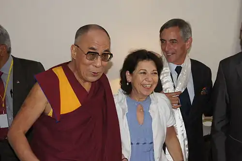 Rencontre des parlementaires avec le Dalaï-Lama à Toulouse le 15 août 2011 entouré de Corinne Lepage et de Louis de Froissard de Broissia.