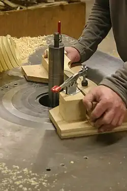 a) Toupillage sur gabarit