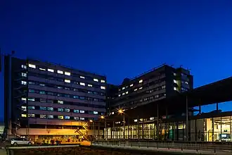 L'hôpital, de nuit.