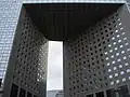 Ouverture au centre de la tour Pacific conduisant à la passerelle vers la tour Facto Kupka