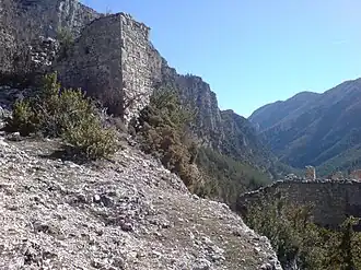 Restes de la tour, et gorges de Trévans en arrière-plan.