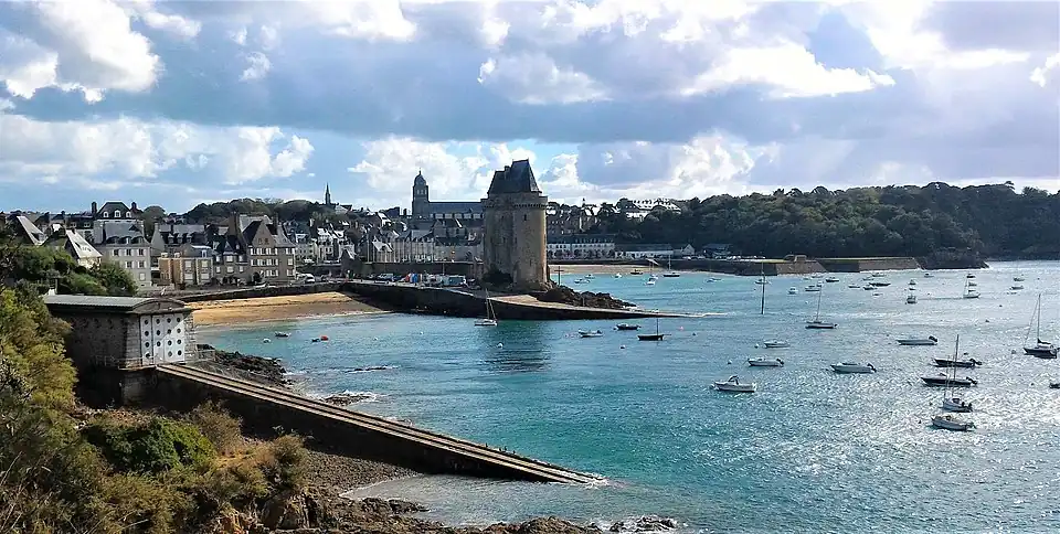 Saint-Servan, la tour Solidor, vue depuis le chemin de la Corderie.