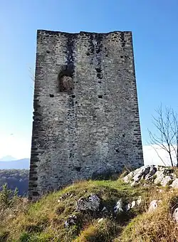 Photographie en couleurs, représentant la tour d'Avezac-Village.